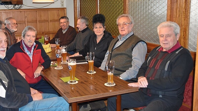 Thomas Zeilhofer (2. v. r.), Wirtin Claudia und die Gäste beim "Weißwurst-Freitag" im Bachwirt. Wer freitags dazukommen mag, ist herzlich willkommen.