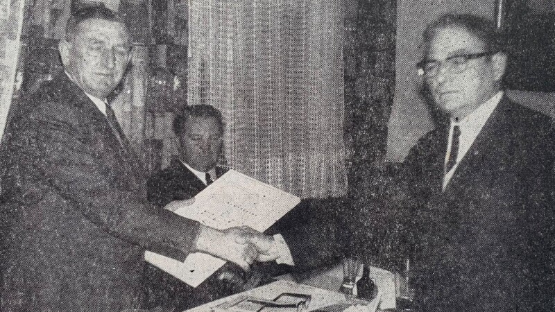 Hans Schindlbeck übergab die Ehrenurkunde an Georg Zeiler.  Foto: DA-Archiv