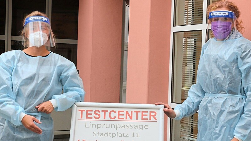 Testen lassen kann man sich nach Online-Terminvereinbarung im Testcenter in der Linprunpassage bei Stefanie Plonka (li.) und Kerstin Bemmerl.