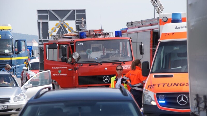 Unfallserie am Freitagmittag auf der Autobahnbrücke Kiefenholz bei Wörth an der Donau. Danach brach das große Chaos aus.