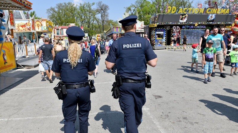 Für seine "Einsätze" als falscher Polizist hatte sich der 35-Jährige einfach Uniformteile "ausgeliehen", die seiner Freundin gehörten.  Symbolbild: LZ-Archiv/Jens Niering