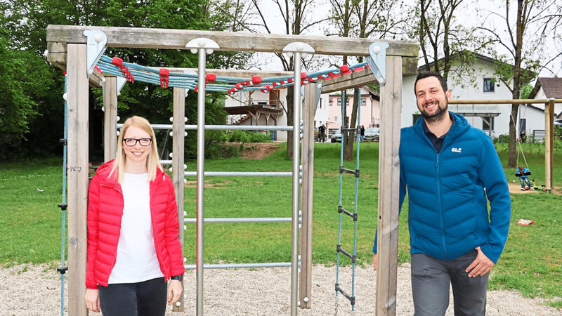 Auch sieben Jahre nach dem Umbau wird der Spielplatz in Hunderdorf rege genutzt, was Claudia Englmeier und Matthias Feldmeier von der KLJB freut.