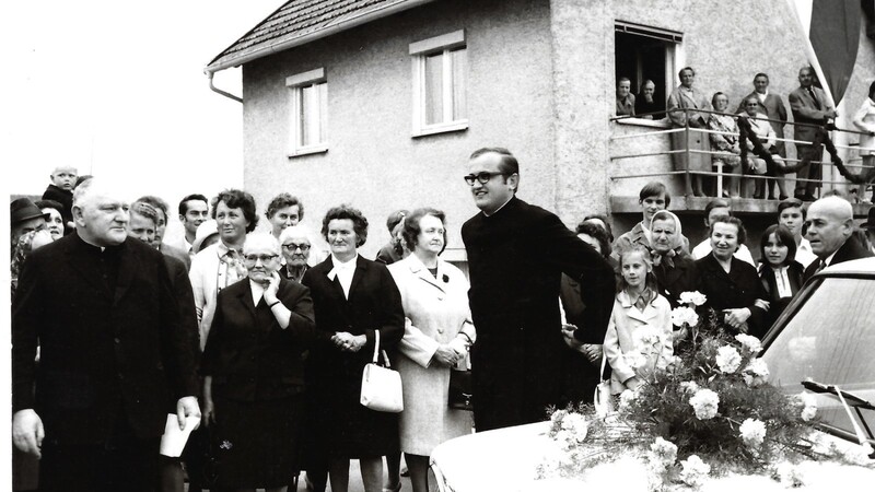 Der junge Priester wurde von Pfarrer Josef Scheuerer (links) willkommen geheißen.
