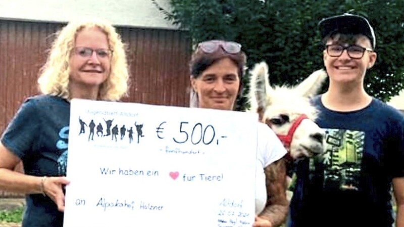 Sozialpädagogin Susanne Baumann (l.) mit Niklas Högl bei der Übergabe des Spendenschecks an die "Erlebnishof"-Betreiberin Andrea Holzner.