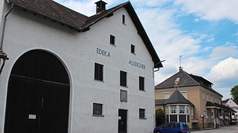 Anstelle des alten, plant die Familie Allescher eine neues Wohn- und Geschäftshaus mitten in Katzbach. Das Besondere dabei: Auf der Rückseite soll ein neuer, moderner Edeka-Markt anschließen.