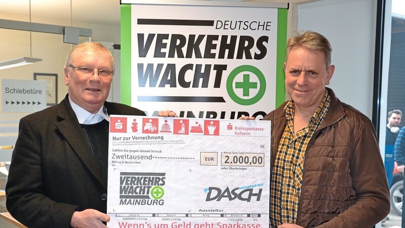 Starke Kooperation: Roland Dasch (rechts) bei der Scheckübergabe an Verkehrswacht-Geschäftsführer Peter Zehentmeier.