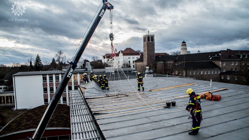 Größter Sturmeinsatz im Landkreis: das THW auf dem Dach vom Josef-Hofmiller-Gymnasium.