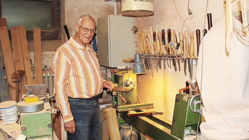 Wilfried Böhmer an seiner Drechselmaschine, die ihm seit Jahrzehnten gute Dienste leistet.