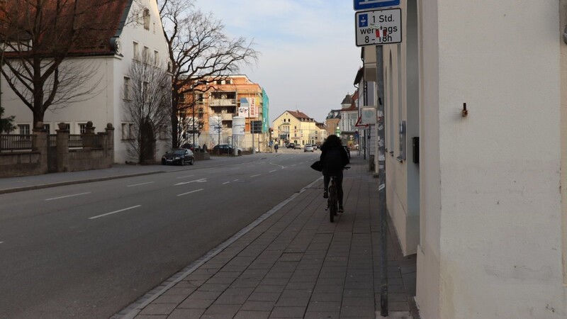 Für mehr Sicherheit für Fahrradfahrer sollen die Parkplätze in der Inneren Passauer Straße einen erweiterten Fahrradweg weichen.