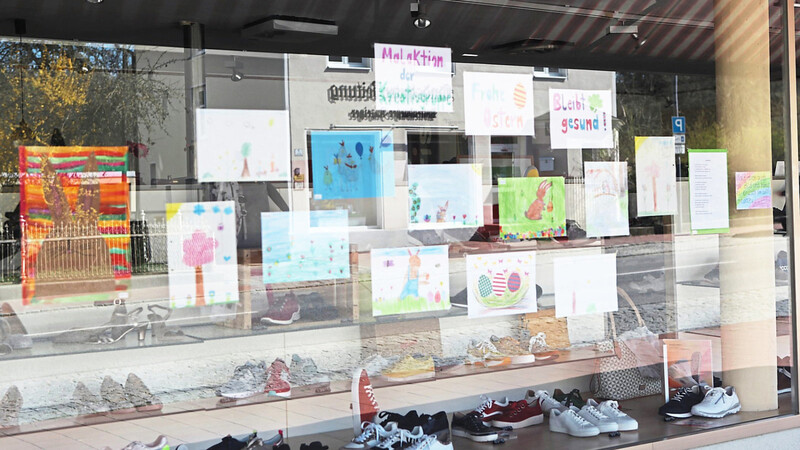 13 Kinder der Kreativgruppe des Familienforums Rottenburg stellen im Schaufenster von Schuh Dorn Oster- und Frühlingsbilder aus.