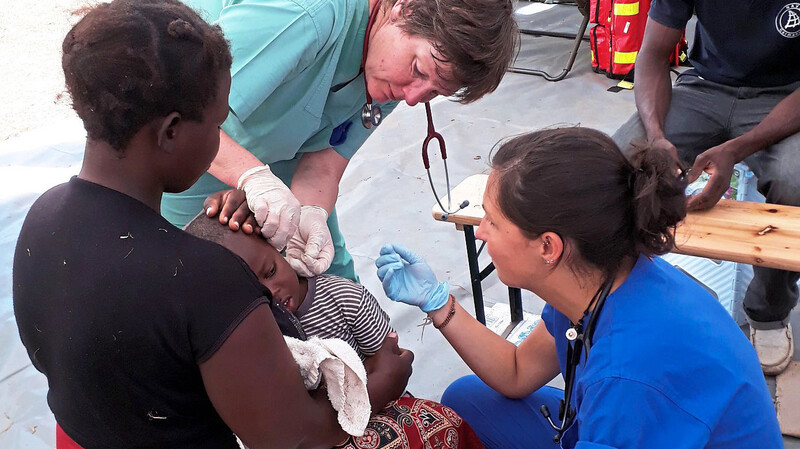 Heidi Bauer (l.) führt bei einem kleinen Jungen einen Malaria-Schnelltest durch. Unterstützt wird sie dabei von Rettungssanitäterin und Medizin-Studentin Flora und einem Dolmetscher.