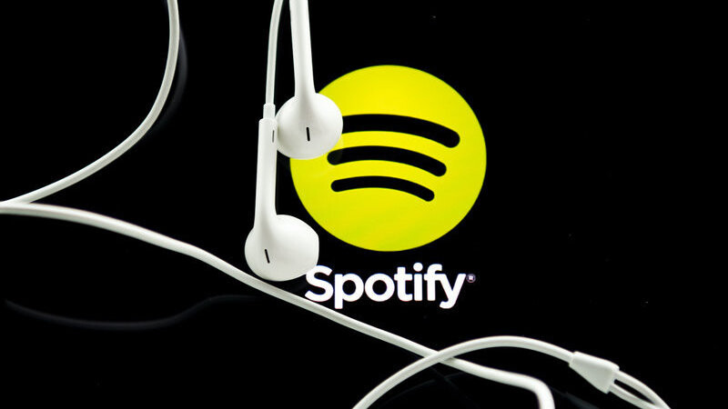Der Musik-Dienst Spotify will laut einem Zeitungsbericht ein Tabu brechen und einigen Künstlern erlauben, ihre Alben nur für zahlende Abo-Kunden verfügbar zu machen. Die Nutzer der werbefinanzierten Gratis-Variante müssten auf diese Musik dann verzichten.