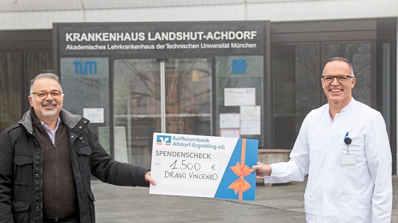 Vincenzo Drago (links) überreichte eine Spende in Höhe von 1.500 Euro an Prof. Dr. Martin Anetseder, Vorsitzender des Fördervereins für Palliativmedizin Landshut, für die Patienten auf der Palliativstation.