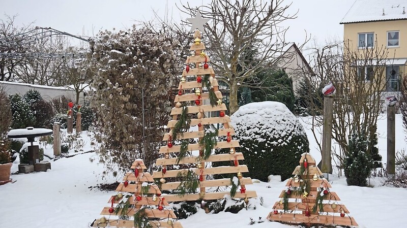 Die drei Weihnachtspyramiden in der Herbststraße im Garten der Familie Huber.
