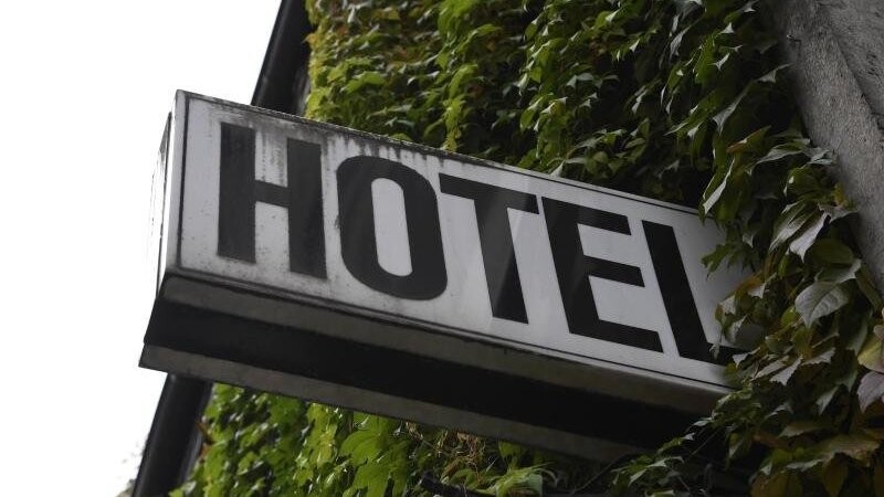 Hinter der Fassade eines Hotels im Landkreis Ebersberg soll es zu Fällen illegaler Prostitution gekommen sein. (Symbolbild)