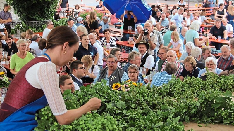 Gebannt verfolgte das Publikum dem zupfigen Treiben auf der Bühne am Marienplatz.