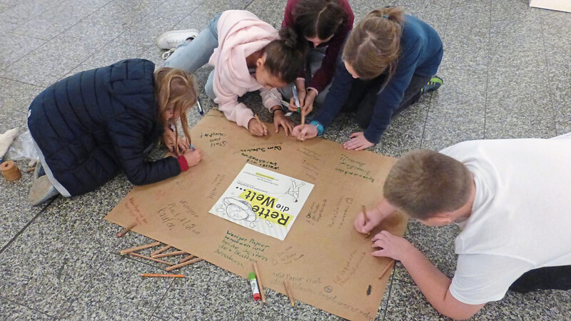 Schüler machten sich beim Besuch einer Ausstellung Gedanken, wie jeder seinen Beitrag leisten kann, um die Natur zu erhalten und die Welt zu retten.