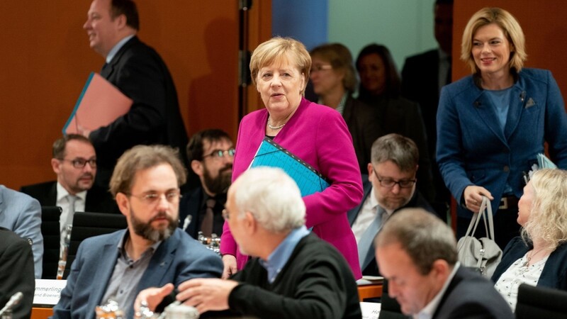 Kanzlerin Angela Merkel (M.) und Landwirtschaftsministerin Julia Klöckner (r.) kommen zum "Agrargipfel" im Kanzleramt.
