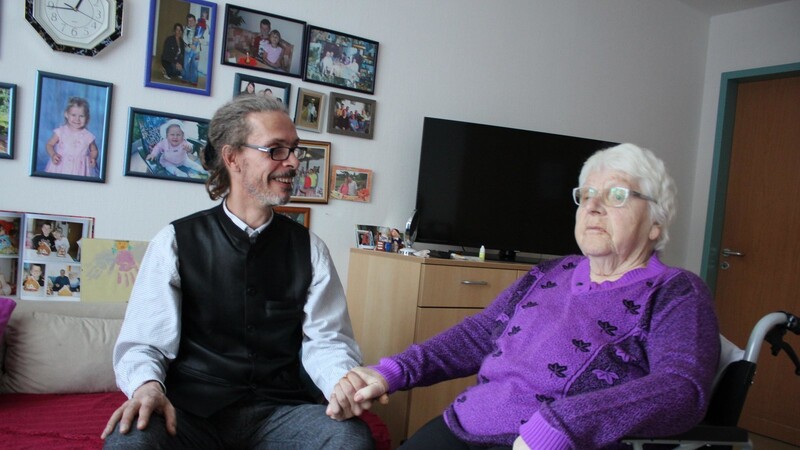 Zu Besuch bei der Heimbewohnerin Elfriede Fehland: Michael Rehrmann leitet seit vergangenem Jahr das Chamer ProCurand-Seniorenheim Pfarrer Lukas.