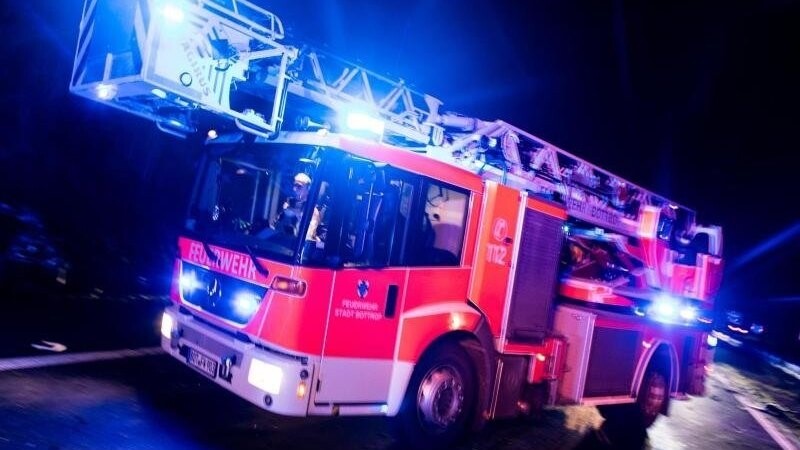 Am Sonntagabend ist es zu einem Brand in Ottenhofen (Kreis Erding) gekommen). Das Feuer in einer Lagerhalle richtete einen hohen Schaden an. (Archivbild)