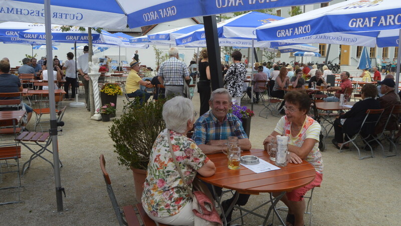 Erstmals füllte sich der Biergarten auf dem neu gestalteten Kirchplatz zu einer gesellschaftlichen Veranstaltung.