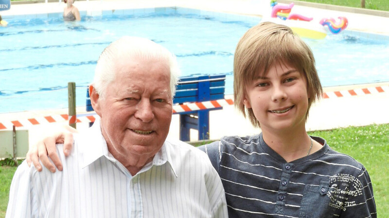 Stolz ist Elias, dass sein Opa Anton Neumaier vor über 45 Jahren mit einer der ersten war, die am heutigen Freibad mit dem Spaten Hand angelegt haben.