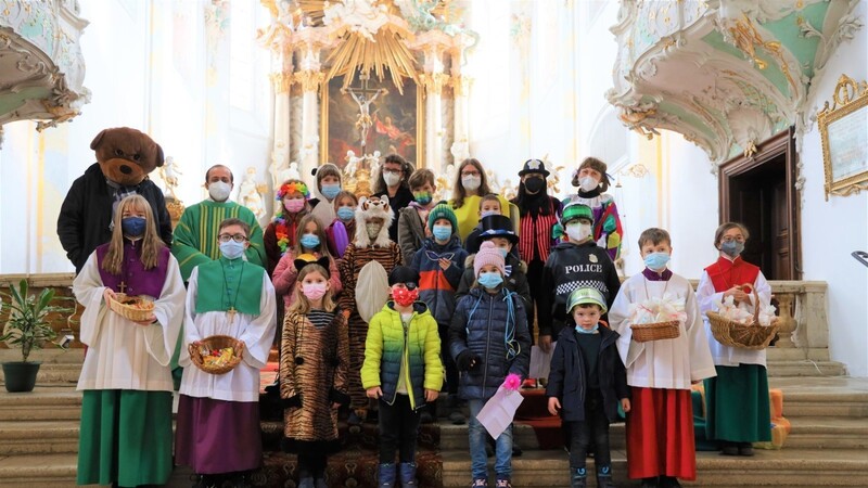 Pater Michael mit den kostümierten Kindern