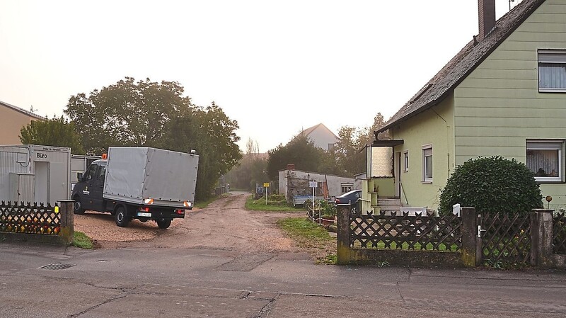 Ein Teil des Grundstücks an der Ringstraße, das mit drei Häusern bebaut werden soll und derzeit als Lager für die Arbeiten an der Ringstraße dient.