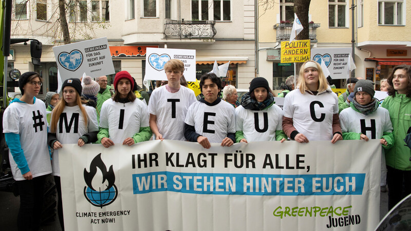 Vor dem Berliner Verwaltungsgericht demonstrieren am Freitag Unterstützer der klagenden Bauernfamilien.