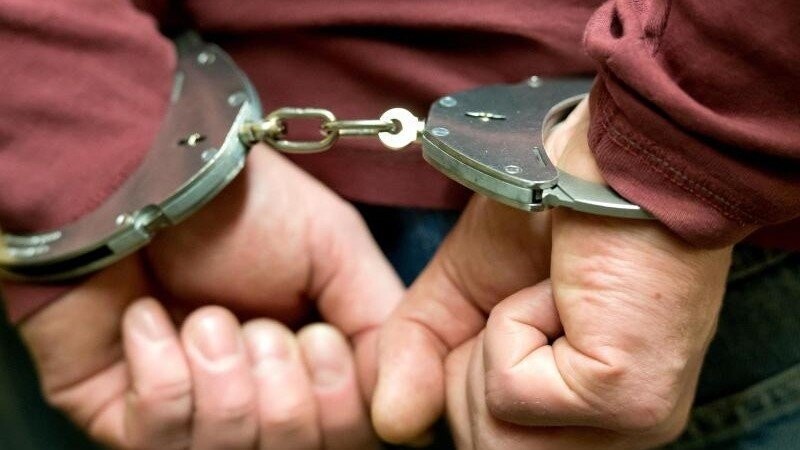 Im Fall der rechtsextremen "NSU 2.0"-Drohmails wurde ein Landshuter Ehepaar festgenommen.