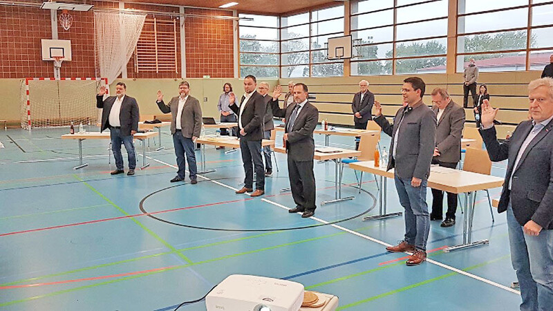 Bürgermeister Christian Hirtreiter (links) vereidigt die neuen Gemeinderäte (von rechts): Dr. Helmut Ring, Tobias Baumann, Bernhard Ebenbeck, Martin Laub, Rudolf Schano und Markus Wolf.