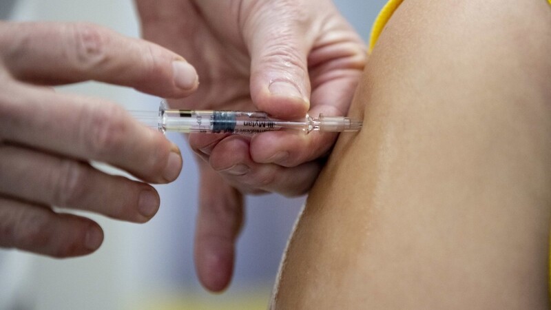 Ein an Menschen getesteter möglicher Impfstoff gegen Corona zeigt erste kleine Erfolge.
