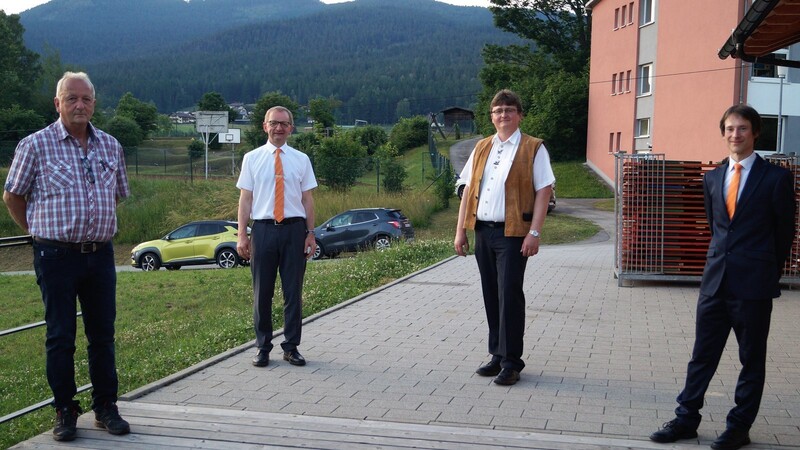 Die Aufsichtsräte Hermann Lamecker und Heinrich Moser verlängern ihre Amtszeit aufgrund der Wiederwahl um drei Jahre. Mit im Bild sind die Vorstände Franz Wellisch und Harald Eisenreich.