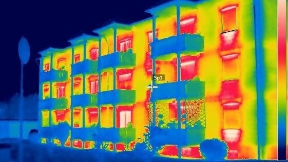 Die Aufnahmen der Wärmebildkamera können energetische Schwachstellen am Haus farblich ausmachen.