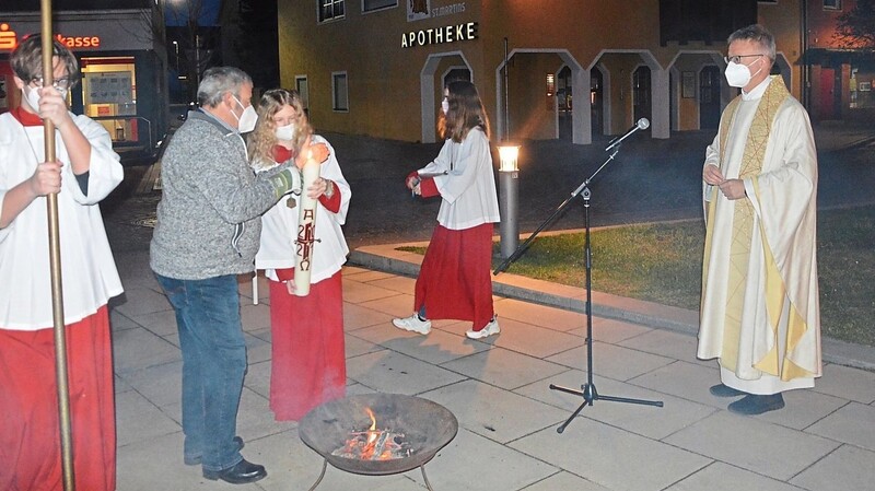 Pfarrer Ortmeier weihte am Beginn der Liturgie vor der Kirche das Osterfeuer.