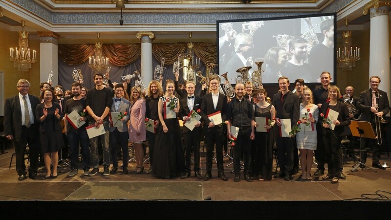 Glücklich strahlen die Gewinner des Musikpreises der Stadt aus dem Jahr 2017.