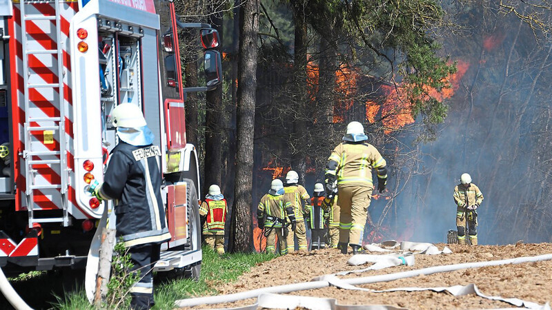 Viele Feuer am Wochenende: Eine Jagdhütte an einem Waldrand bei Velden (Kreis Landshut) ist am Samstag ausgebrannt.