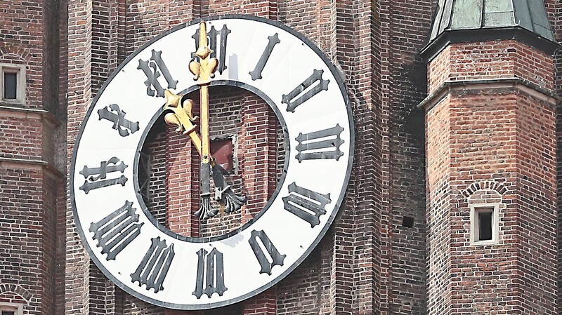 Seit drei Wochen zeigt die Uhr am Martinsturm stets elf beziehungsweise 23 Uhr an.