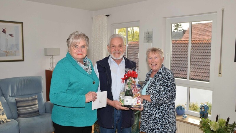 Seniorenreferentin Karin Linz (l.) gratulierte Günter Karkossa zu seinem 85. Geburtstag, dies freute auch Ehefrau Christl.