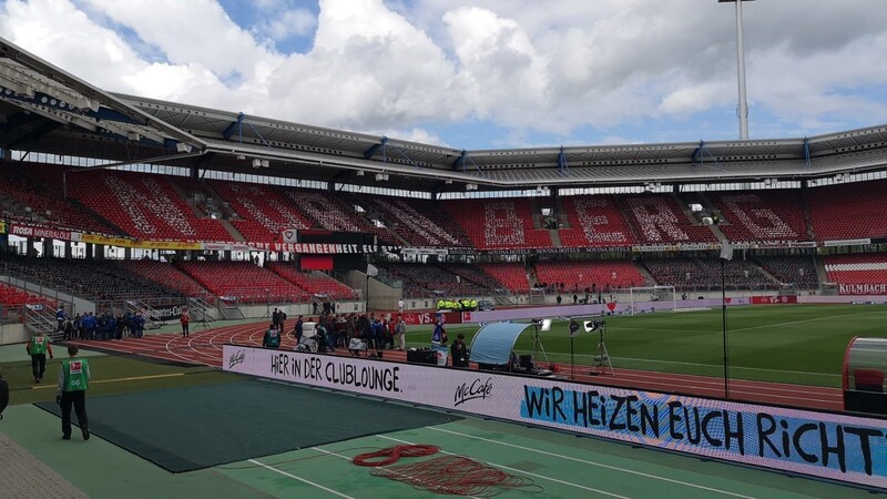 Die Nürnberger Nordkurve in Fahnen gehüllt: Die Ultras des 1. FCN bereiten eine große Choreo vor.