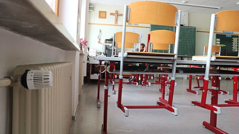 Die manuell einstellbaren Thermostate in 52 Räumen der Schule werden auf elektrisch regulierbare umgestellt, was 15 bis 20 Prozent an Heizenergie einsparen soll.