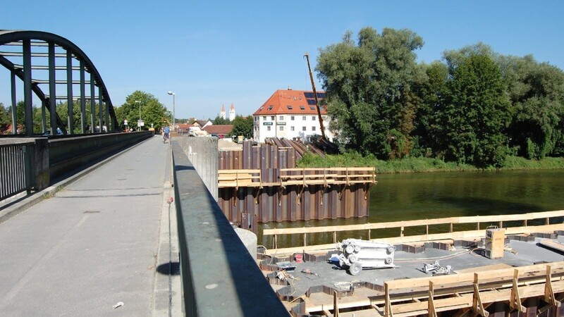In Moosburg wird die Isarbrücke neu gebaut. Dazu wird die B11 zwischen 22. August und 12. September voll gesperrt. Verkehrsteilnehmer sollten auf die A92 ausweichen.