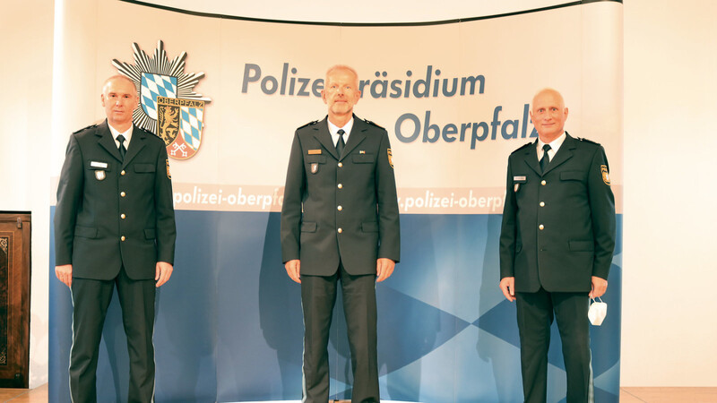 Thomas Schöniger (Mitte) mit dem scheidenden Chamer Polizeichef Alfons Windmaißer (rechts) und seinem Nachfolger Stephan Gürster.