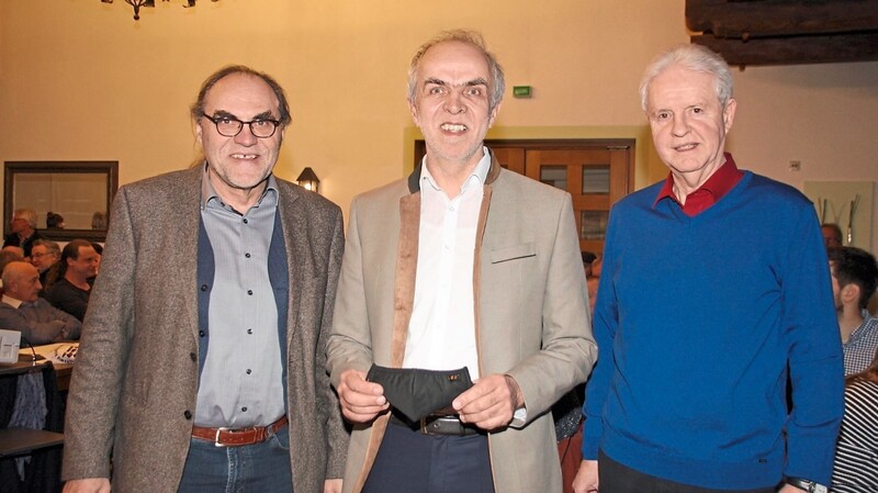 Albert Sextl (Mitte) brachte zum Vortrag auch den Mundschutz mit, den er in China regelmäßig trägt.