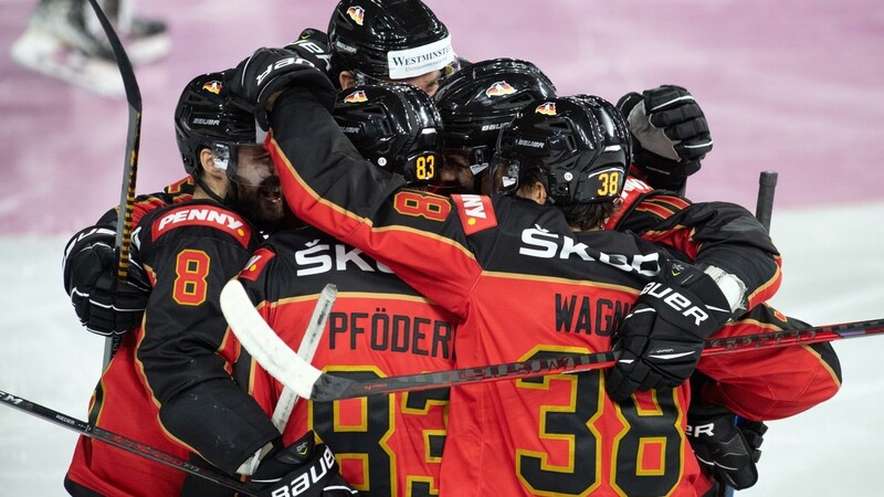 Die deutsche Eishockey-Nationalmannschaft feiert über den Gewinn des Deutschland Cups.