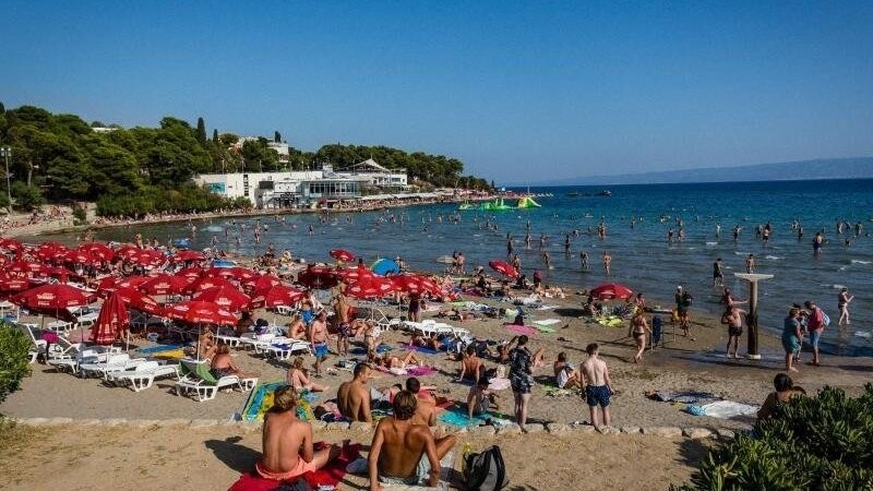 Badegäste sonnen sich am kroatischen Strand Bacvice. Der Tourismus macht etwa 20 Prozent von Kroatiens Bruttoinlandsprodukt aus. (Symbolbild)