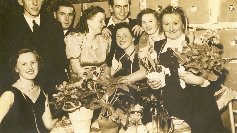 Gärtnerball im Kronensaal 1950. Schon damals freuten sich besonders die Frauen über blumige Tombolagewinne. Und die Männer freuten sich, weil sich ihre Frauen freuten.... Da hat sich bis heute nichts geändert, oder?