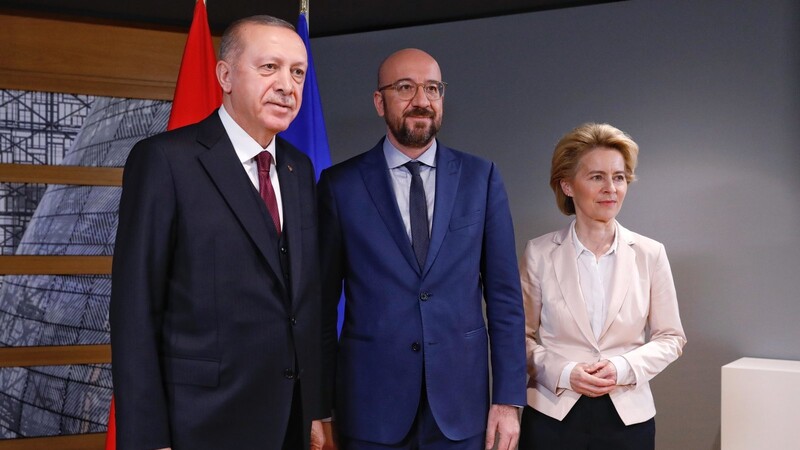 EU-Kommissionspräsidentin Ursula von der Leyen und EU-Ratspräsident Charles Michel (M.) haben es mit einem schwierigen Gast zu tun: Recep Tayyip Erdogan, Staatspräsident der Türkei.