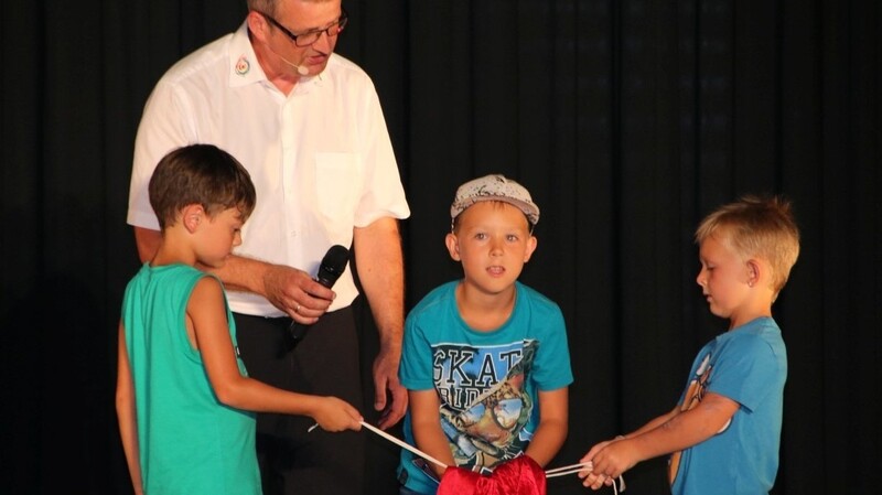 Auf der Bühne der Hopfenlandhalle dürfen die Ferienkinder wieder ihre zauberkünste zeigen.