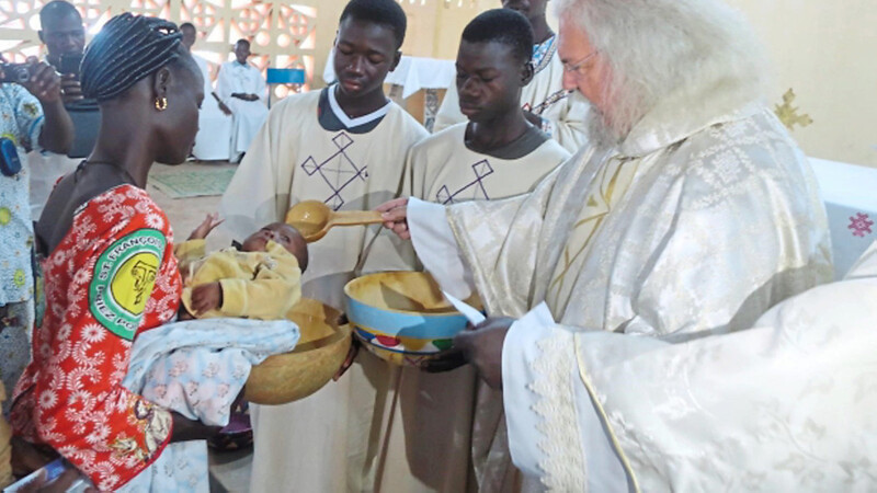 Pfarrer Peter König hat immer noch eine enge Verbindung zu Ghana: Im Sommer besuchte er seinen langjährigen Freund Bischof Paul und taufte ein afrikanisches Kind. Bei einem Besuch im "Haus Straubing" in der Stadt Wa fiel ihm allerdings auf, dass dort viele Dinge erneuert werden müssten.